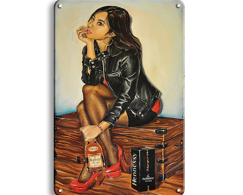 Metalen wandbord | Hennessy | Vrouw met rode hakken |
