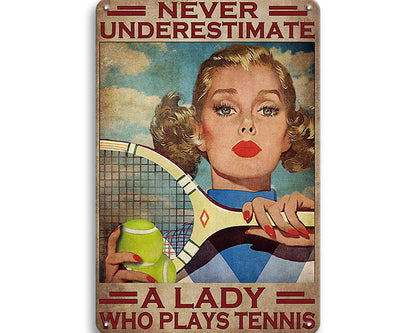 Metalen wandbord | Never undererstimate a lady who plays tennis |