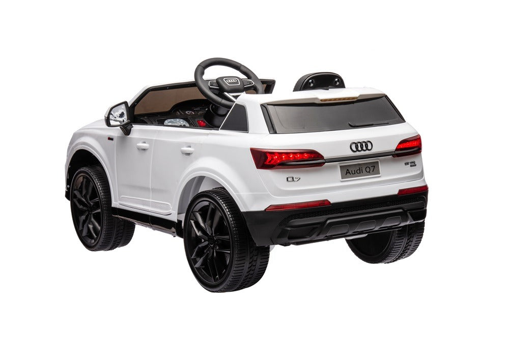 Audi Q7 wit elektrische kinderauto achterkant