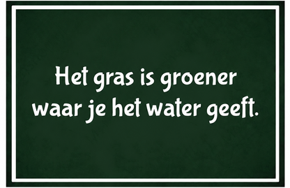 Metalen wandbord | Het gras is groener waar je het water geeft |