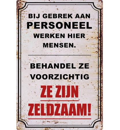 Metalen wandbord | Bij gebrek aan personeel werken hier mensen |