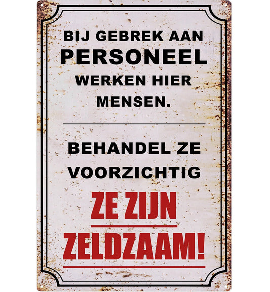 Metalen wandbord | Bij gebrek aan personeel werken hier mensen |
